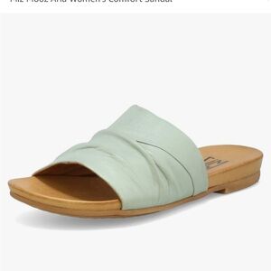 miz mooz aria women’s comfort sandal